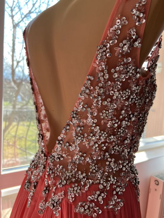 Официална рокля с нежни камъни