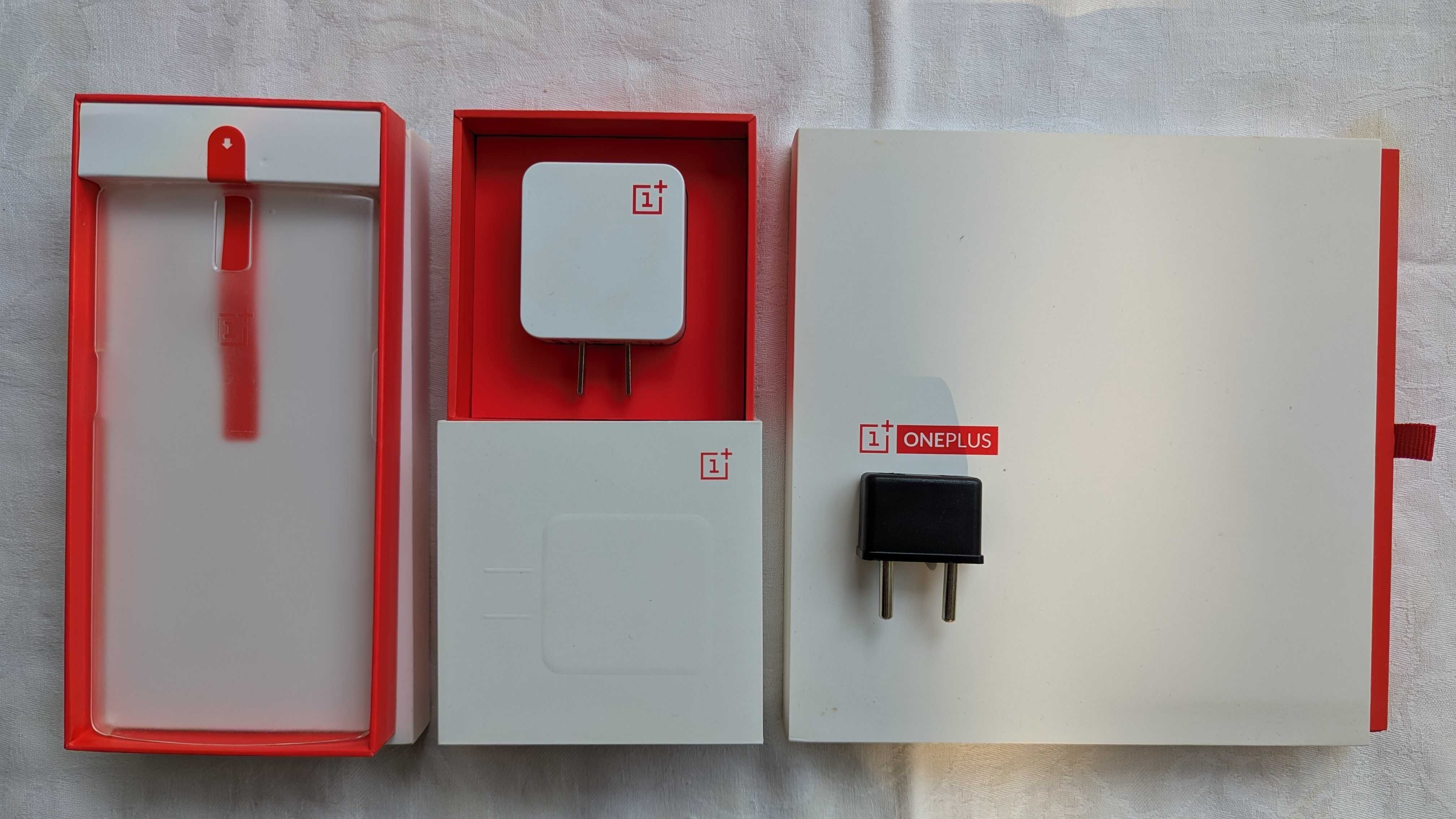 Telefon OnePlus One (model 2014), cu carcasă și accesoriile originale