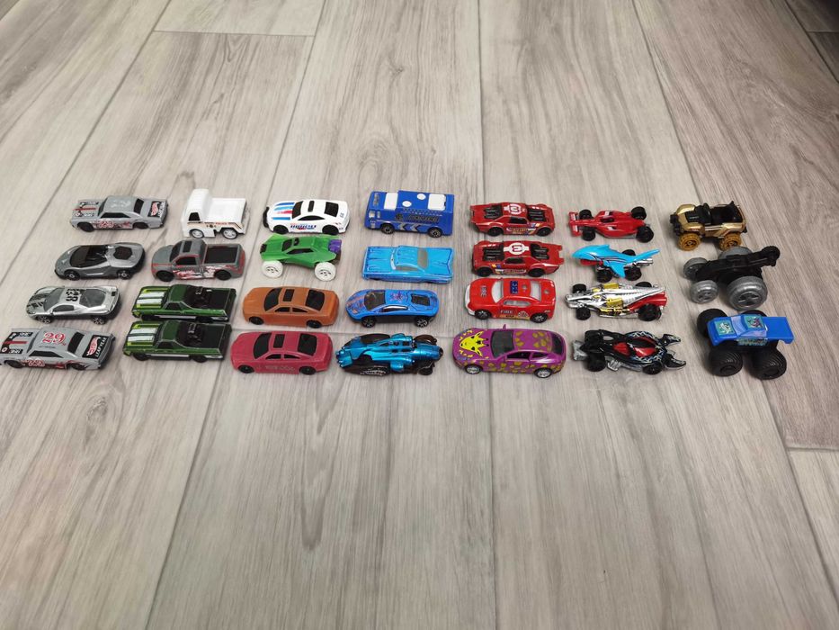 Машинки разные под "хотвилс" по 250 тенге/шт