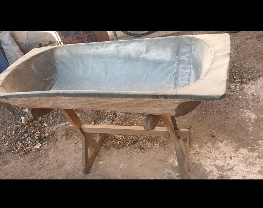 Vand mobila veche,dulapuri,noptiere,cutii de lemn,sufragerii etc Ploie