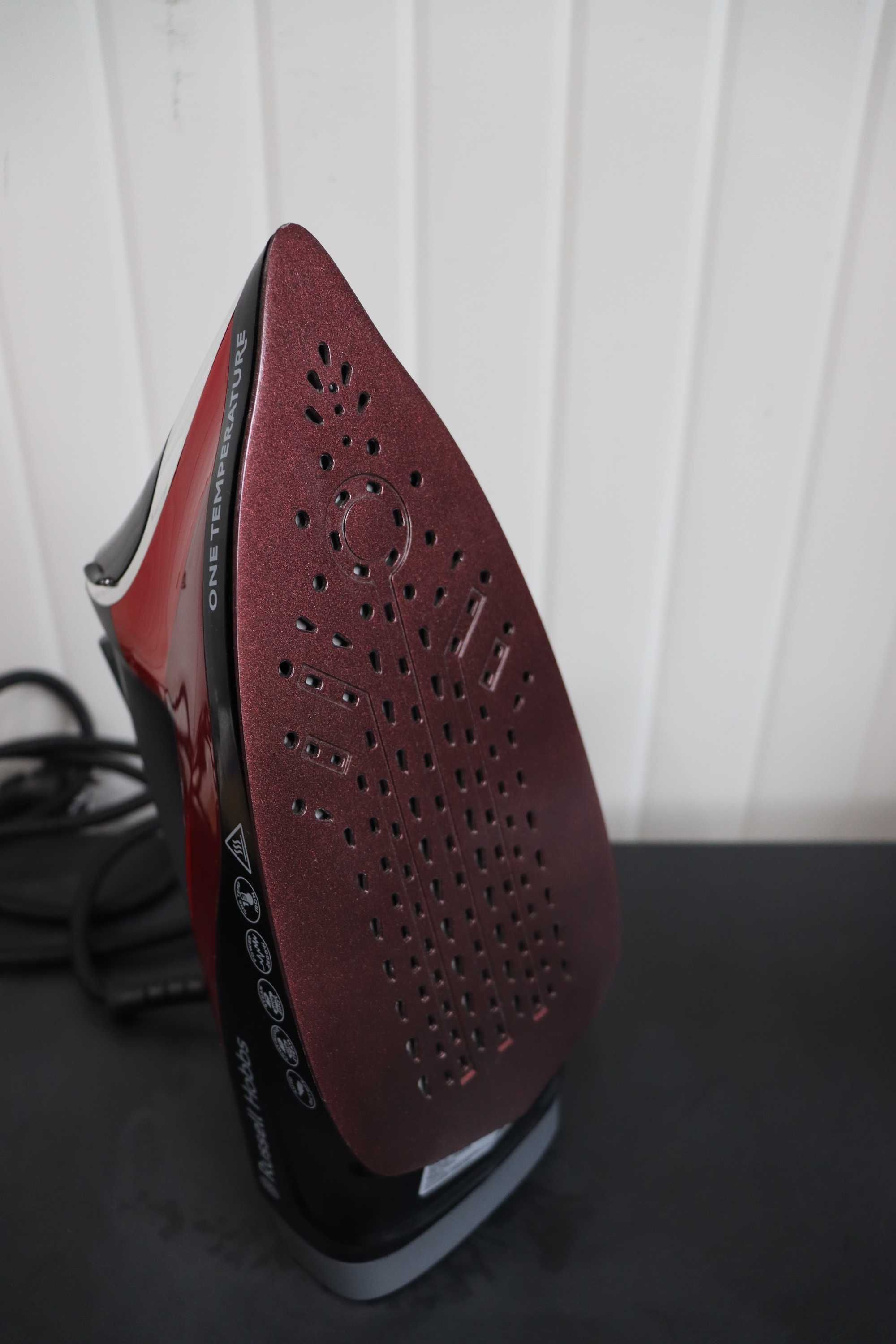Ютия Russell Hobbs One Temperature Iron с лек дефект