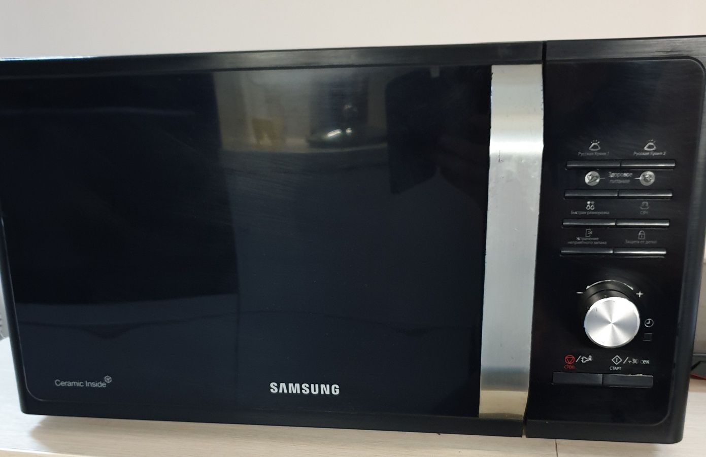 Продам микроволновую печь Samsung MS23F302TAK