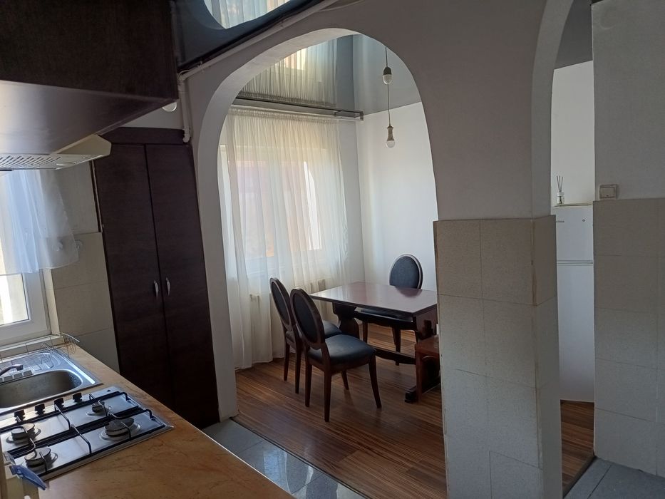 Închiriez apartament 3 camere