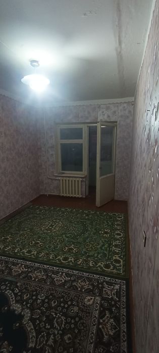 Узимни кварам сотилади 2 хона 2 этаж 2 та балкон бозор макрони тугриси