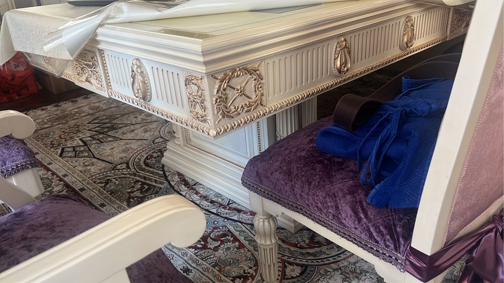 Продаю шикарный стол со стульями на 18 чел