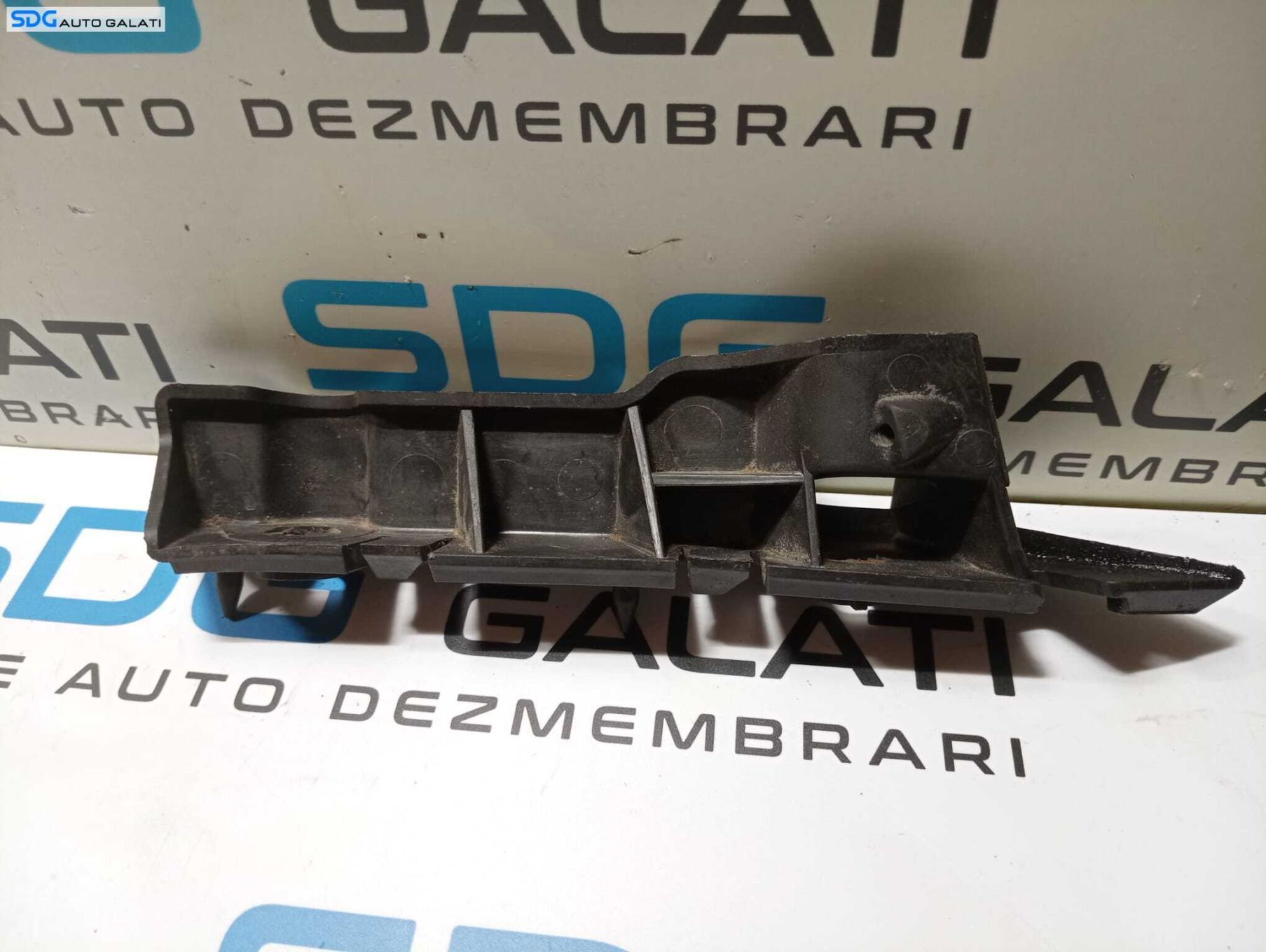 Suport Ghidaj Dreapta Superior pentru Bara Spoiler Fata Audi A5 2008 - 2017 Cod 8T0807284A [M6137]