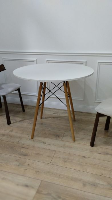 Стол обеденный белый с деревянными ножками, диаметр 90 см