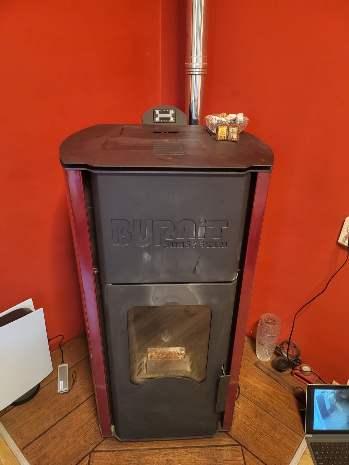 Продавам пелетна камина Burnet Comfort 25 Kw с водна риза