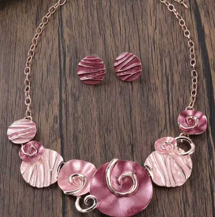 Стилни и красиви комплекти колиета с обеци