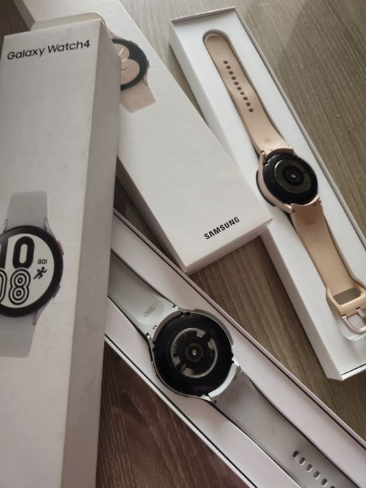 Два часовника Samsung Watch 4