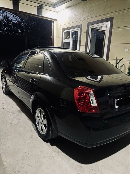 Chevrolet gentra ( lacetti ) sotiladi.