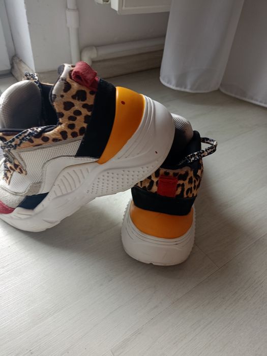 Vând pantofi sport dama, produs de calitate superioara mărimea 39.