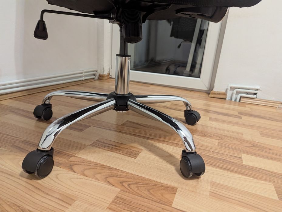 Scaun de birou aproape nou