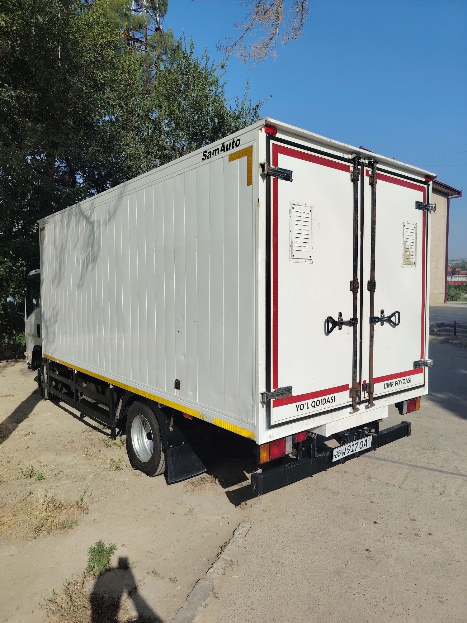 Isuzu tozasidan radnoy senji zavod balonlari yangi og'ir yuk tashimaga