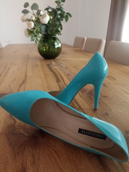 Vând pantofi stiletto NOI, nepurtati , piele turcoaz, marca Ancolette