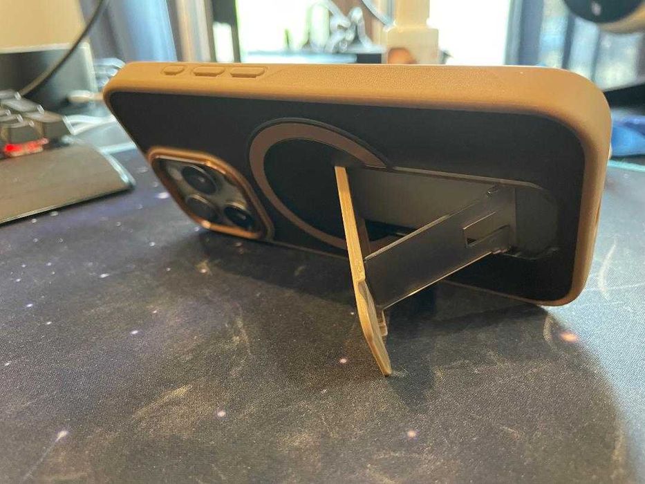 Husa iPhone 16 Pro cu magnet MagSafe si stand integrat