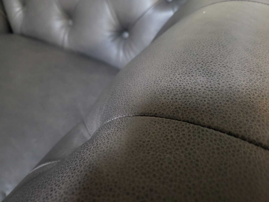 Кафяв кожен фотьойл тип Честърфийлд