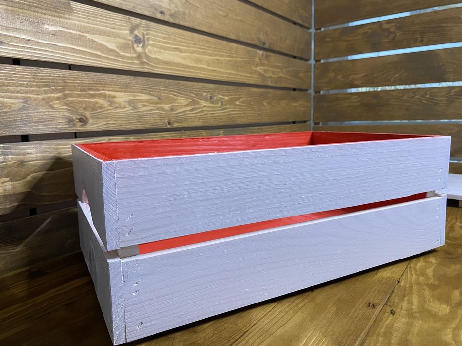 Бяло-червена декоративна дървена щайга с капак