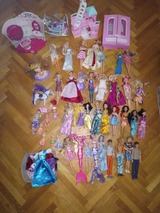 Papusi si accessories,dulap Barbie,coafor