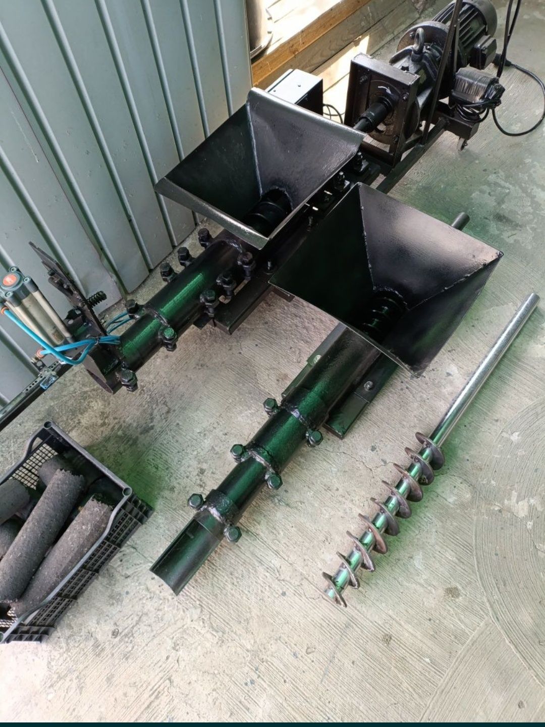 Presă de brichetat rumeguș cu cărbune lignit semiumed 15 kg/minut
