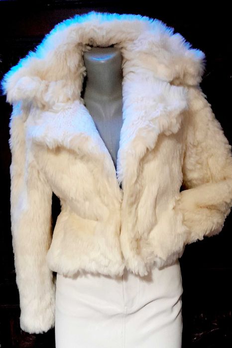 Бяло пухено късо палтенце тип сако