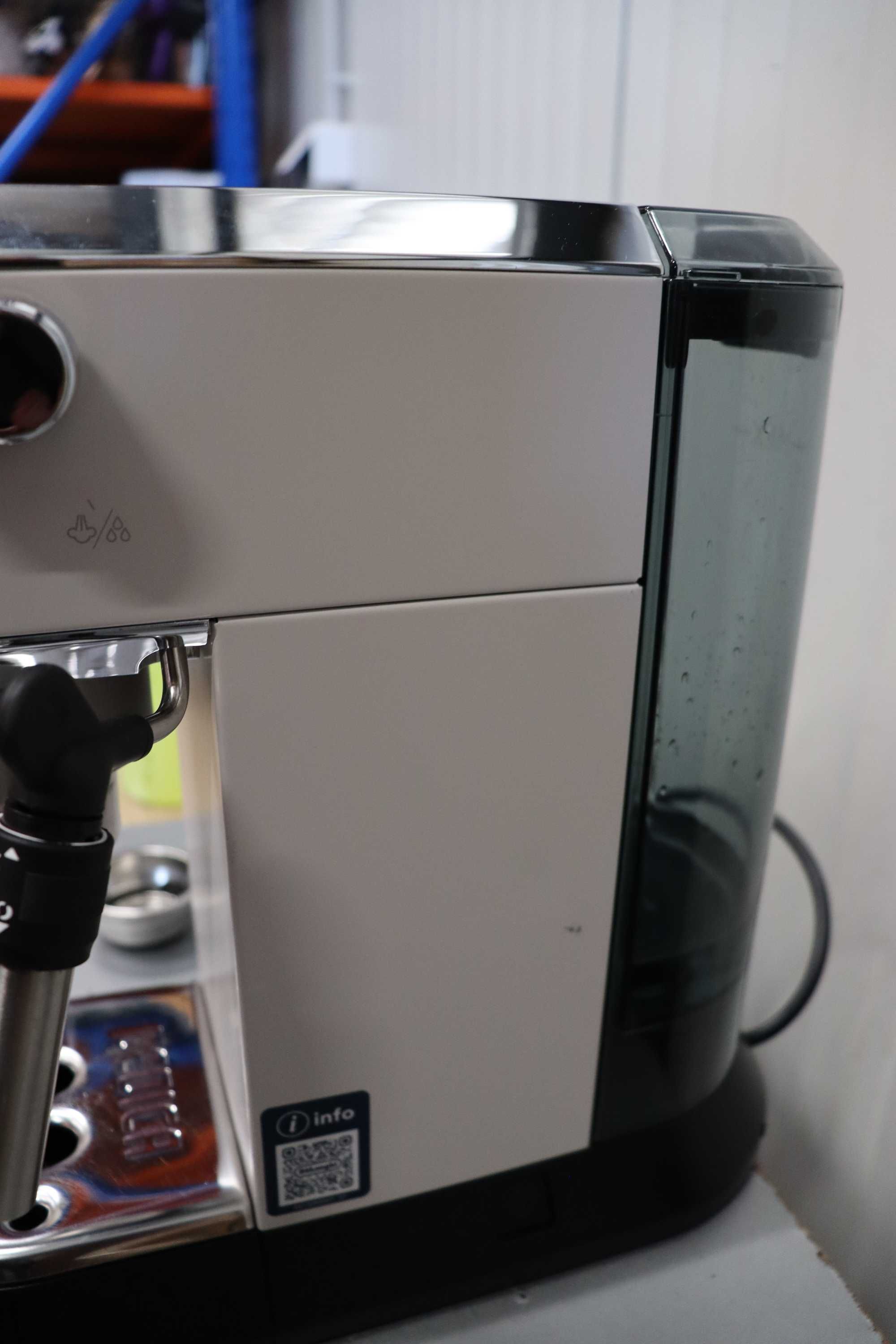 DeLonghi Dedica Style EC 695.W Кафемашина, Полуавтоматична 1.1 л