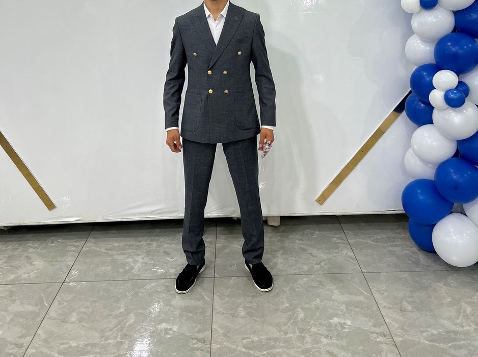 Новый, который был надет на последнем звонок