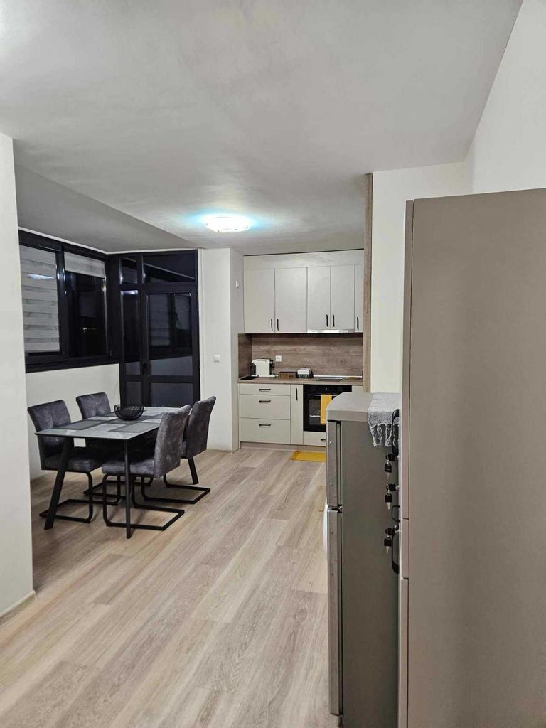 Дава се под наем Тристаен апартамент в Бургас, Център - 90 кв.м за 1100 € - Снимка #9