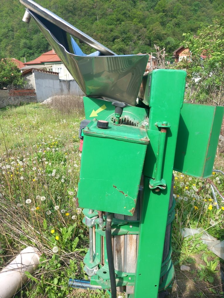 Mașina de tocat fructe cu presa de suc