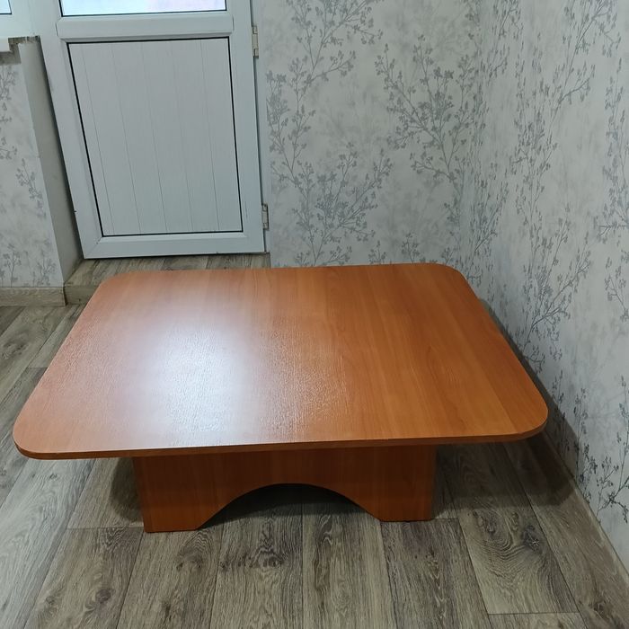 Продам стол в хорошем состоянии.