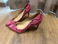 Обувки с ток Guess