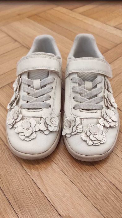 Adidasi fete H&M masura 31, inchidere cu scai si aplicatii floricele