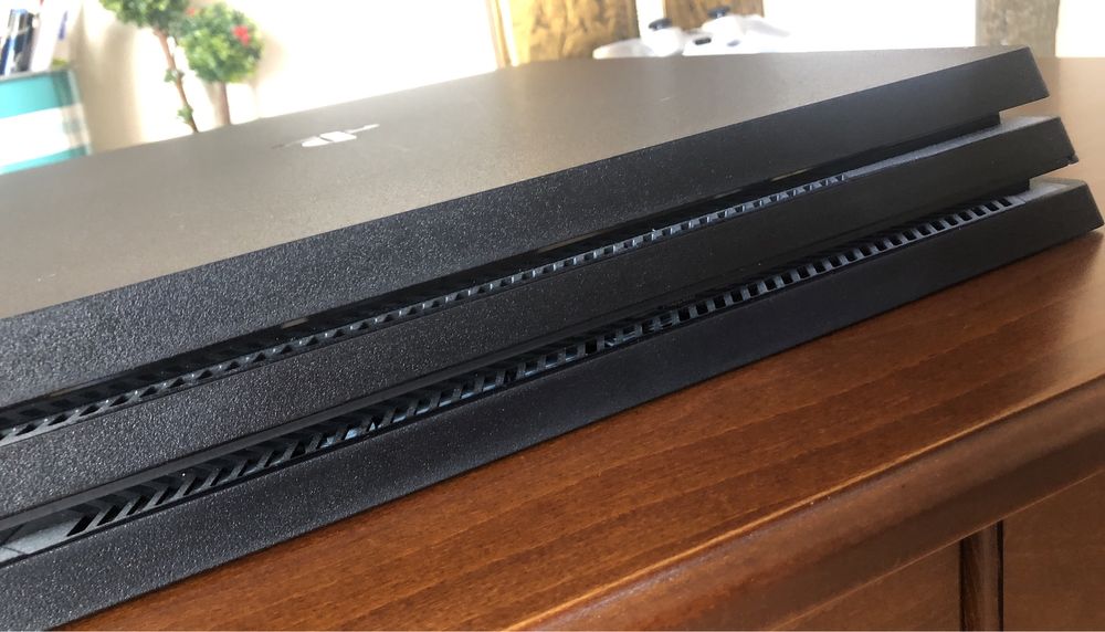 PS4 Pro/Плейстейшън 4 Про 1TB като нов плюс bluetooth adapter
