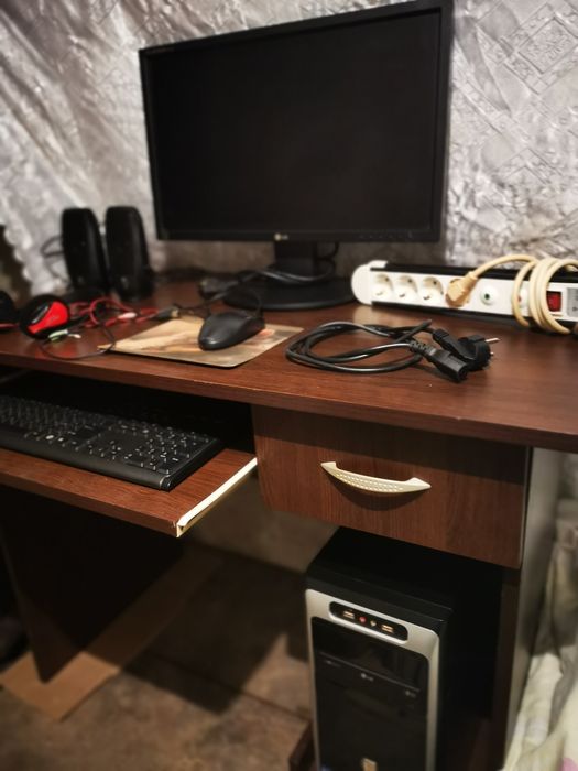 Компютър с монитор. + бюро