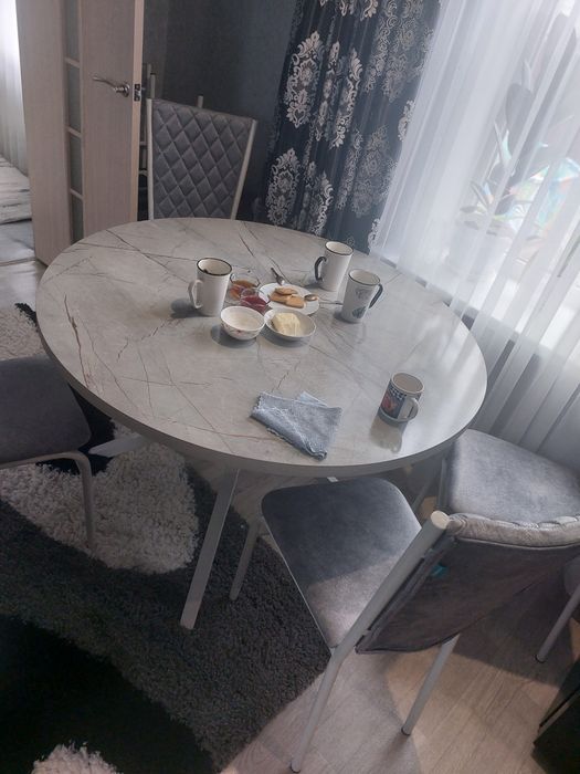 Продам стол и шесть стульев