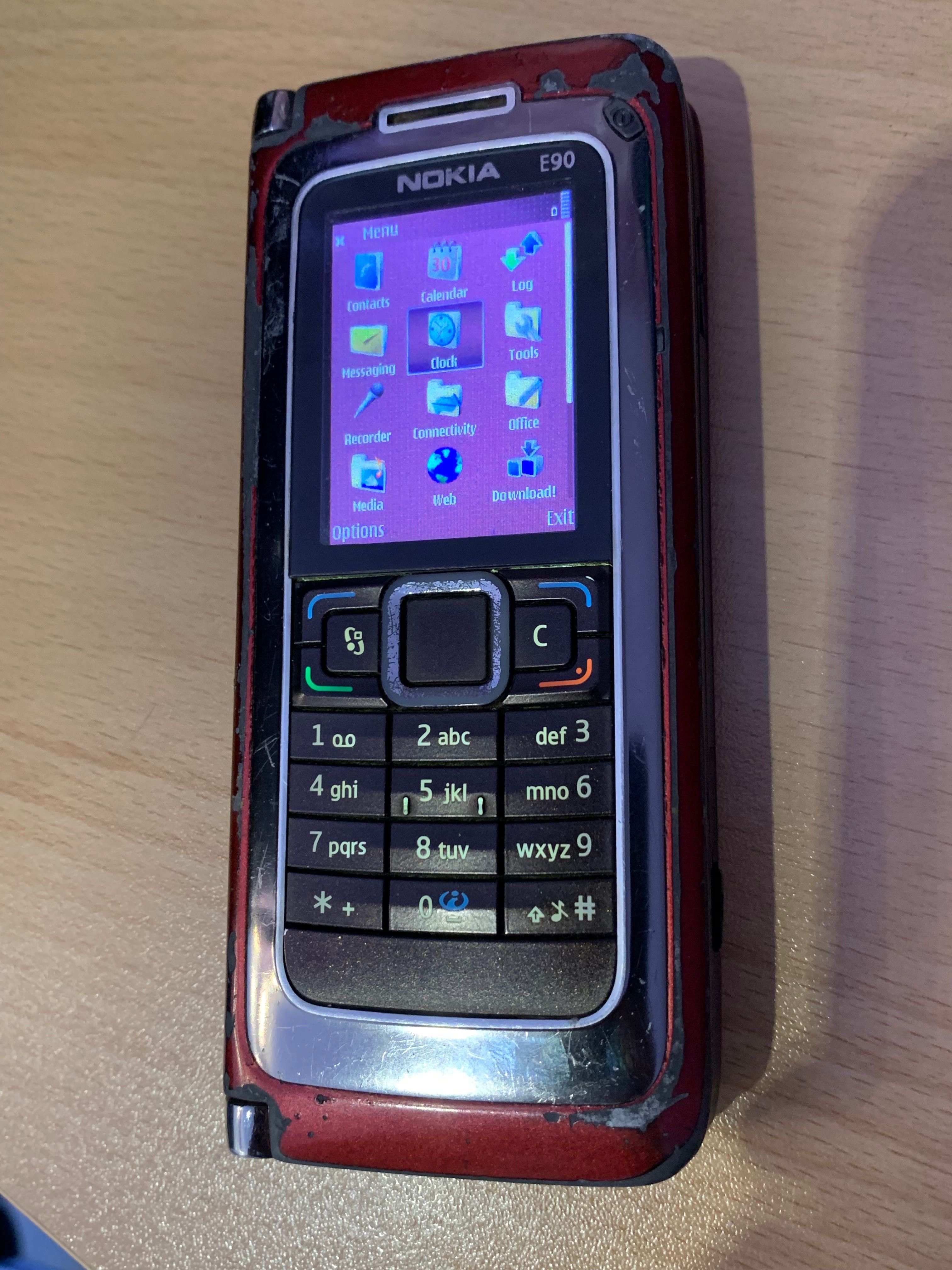 Рядък модел Nokia E90