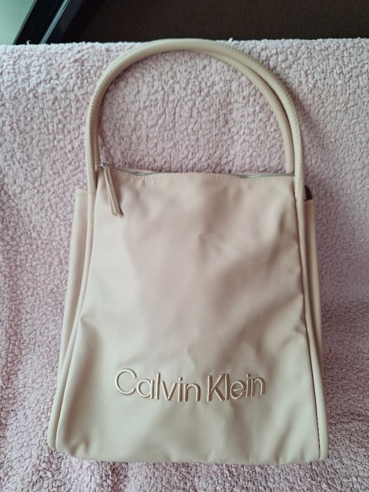 Чанта Calvin Klein, нова, с цип и двоен малък вътрешен джоб
Размери: 3