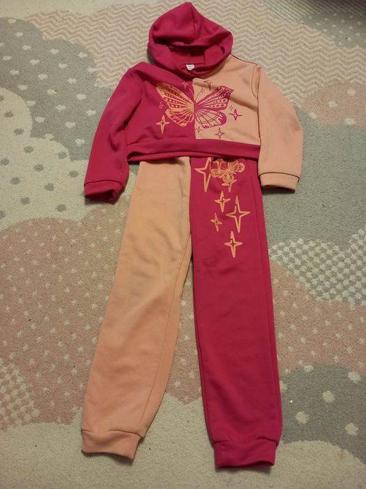 Vând trening fete 8 ani