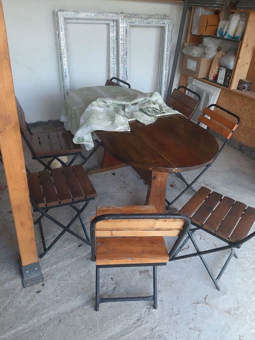Дървена маса с пет стола