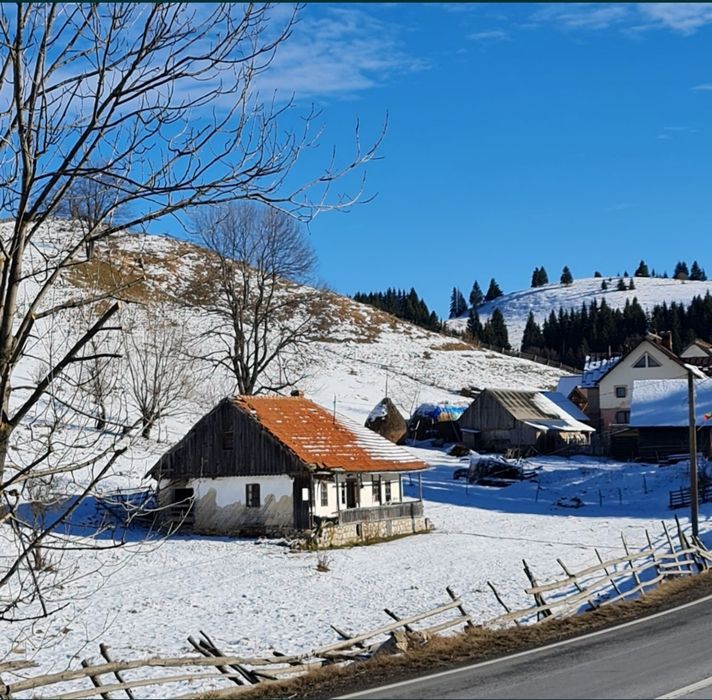 Teren intravilan cu priveliste si utilitati si drum asfaltat, Fundata