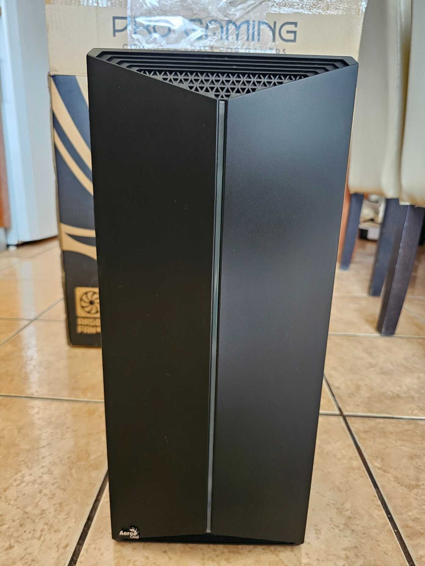 Vand carcasa PC gaming RGB MidTower Aerocool