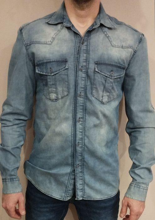 Продавам 4 мъжки ризи размер М 100лв.+5та подарък!