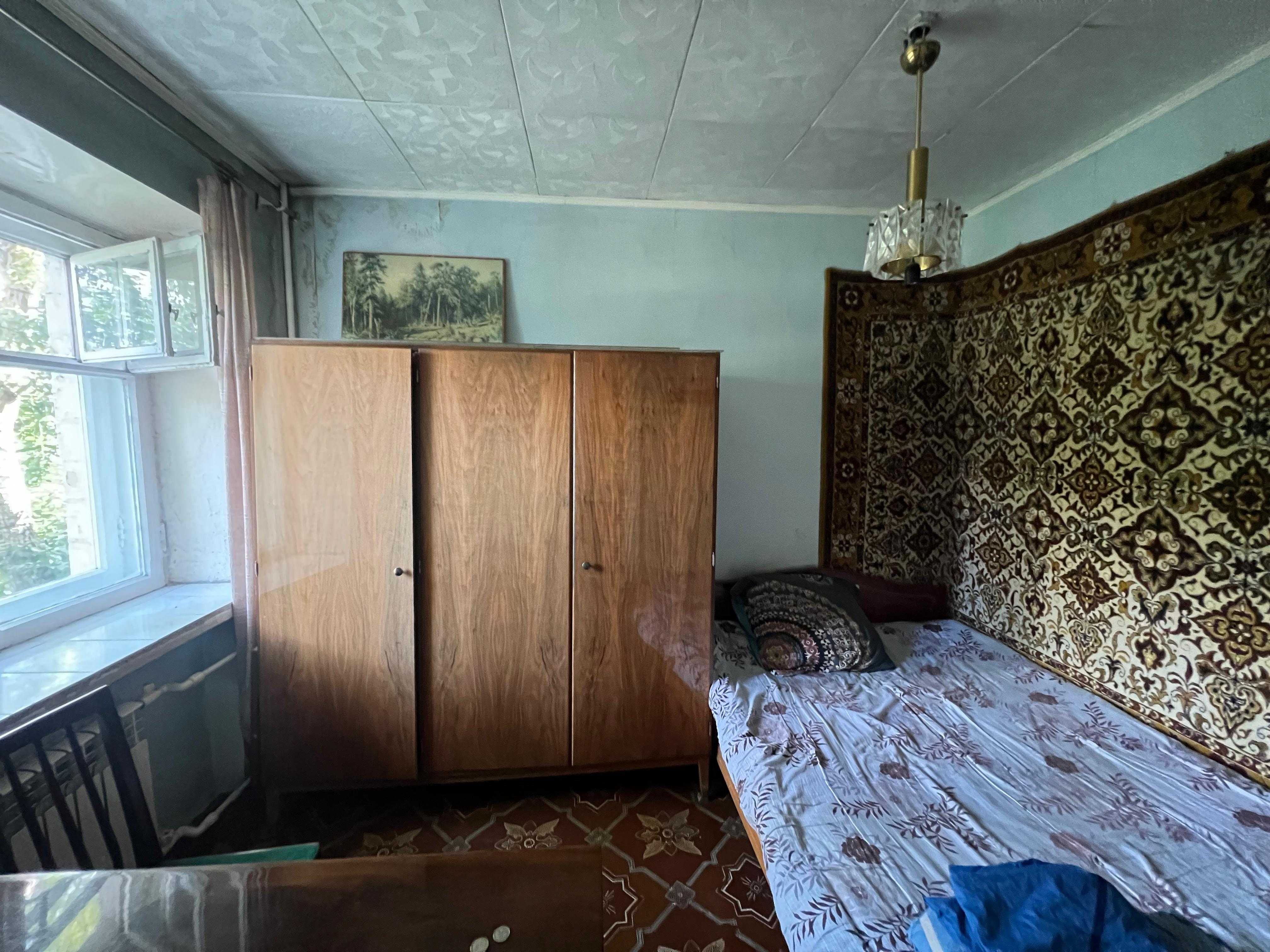 Продаю 2-комн.  Абдирова, 2 этаж, не угловая, балкон есть. Без ремонта