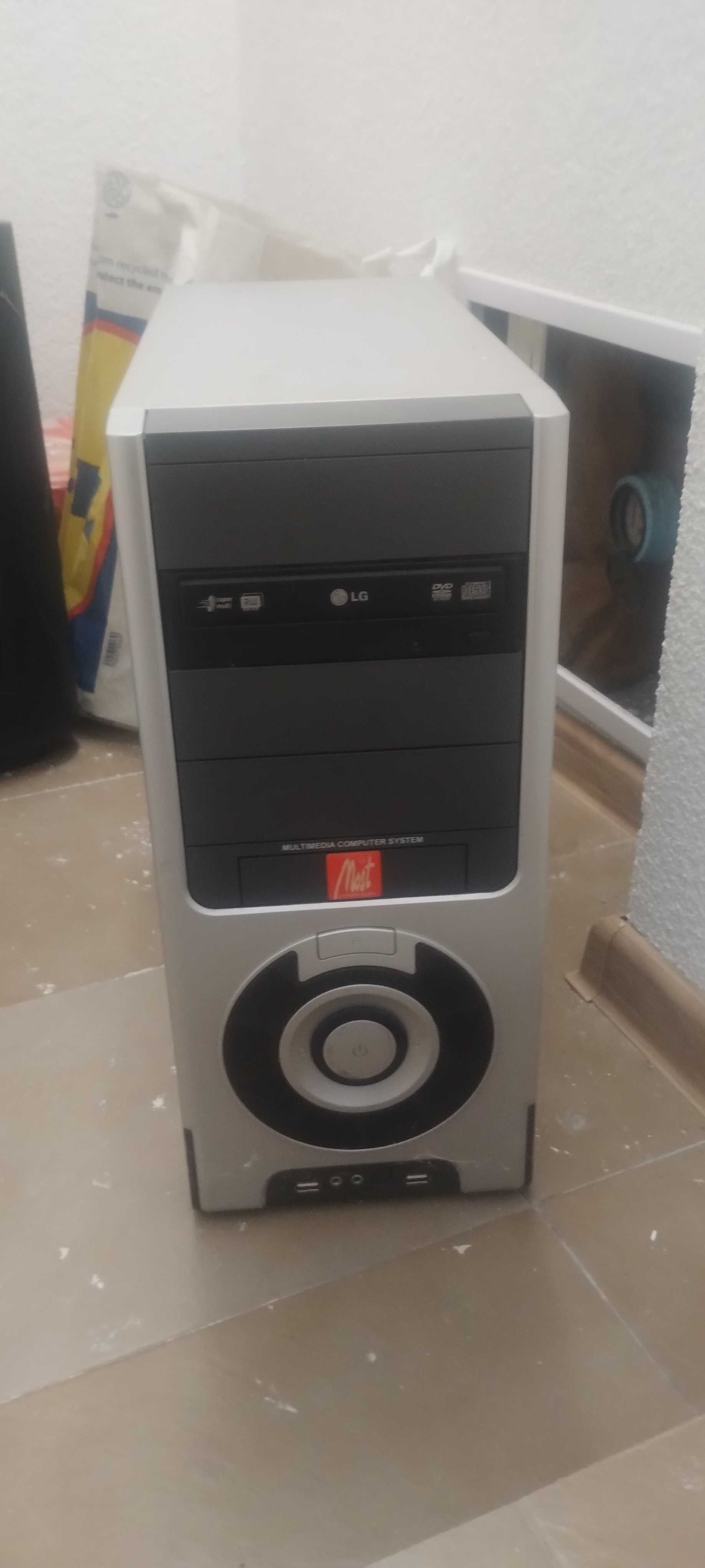 Продавам компютър с  250 gb памет , с DVD записвачка