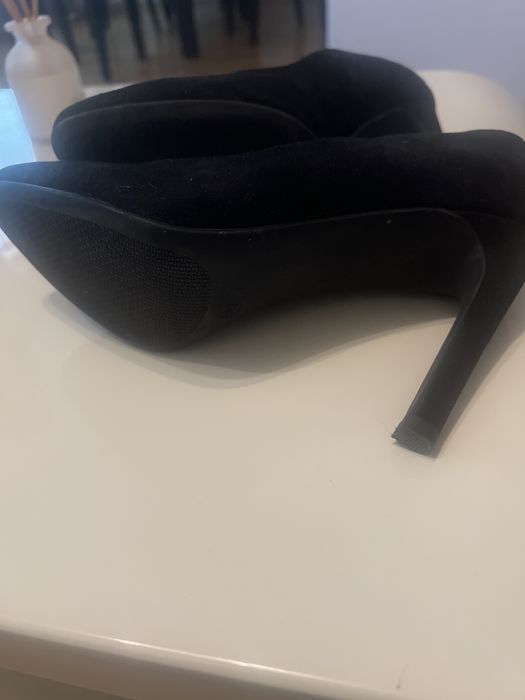 Велурени обувки на висок ток