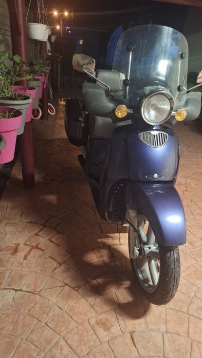 Vând scuter 200cm cu reviziile făcute + itp și asigurare.