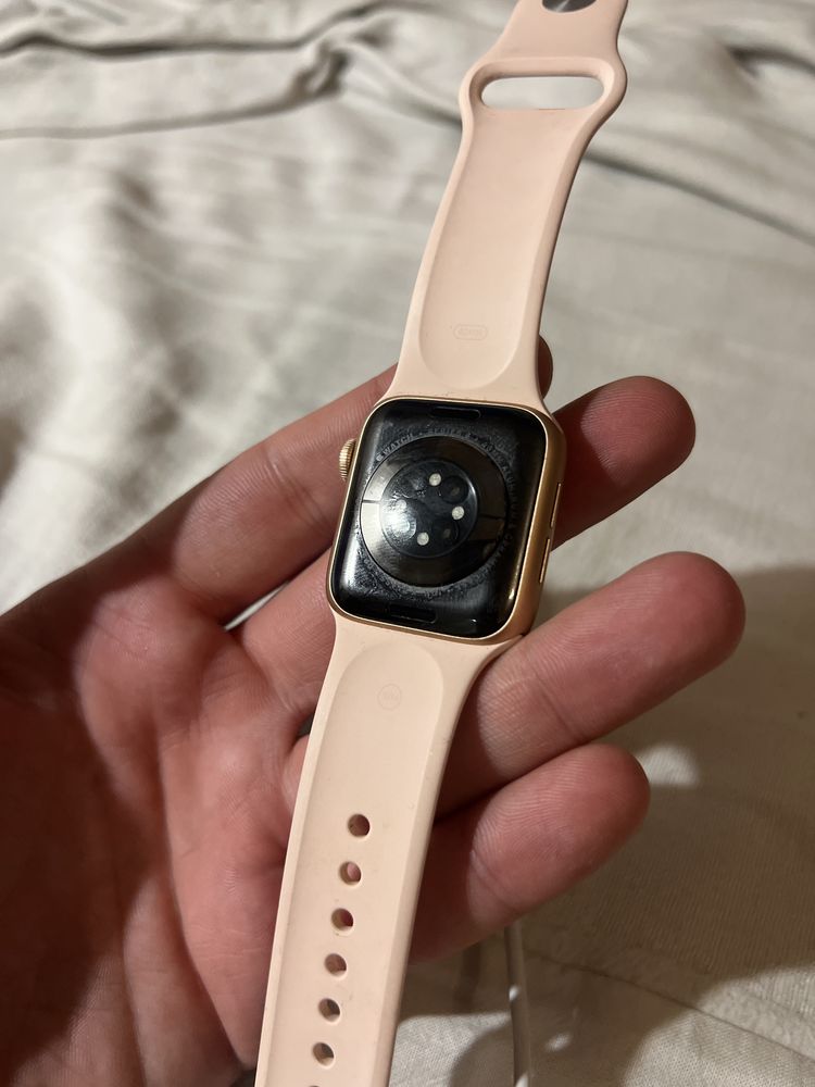 Apple Watch Series 6 – 40mm – Заключен с iCloud  За части или ремонт