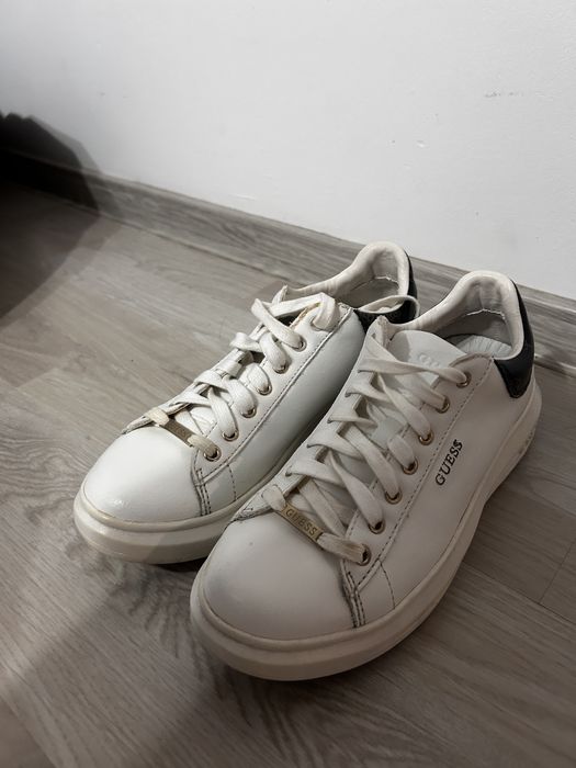 Vand adidasi GUESS
