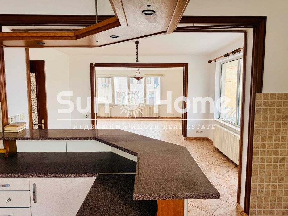 Етаж от къща разположен в самия център на град Свиленград.