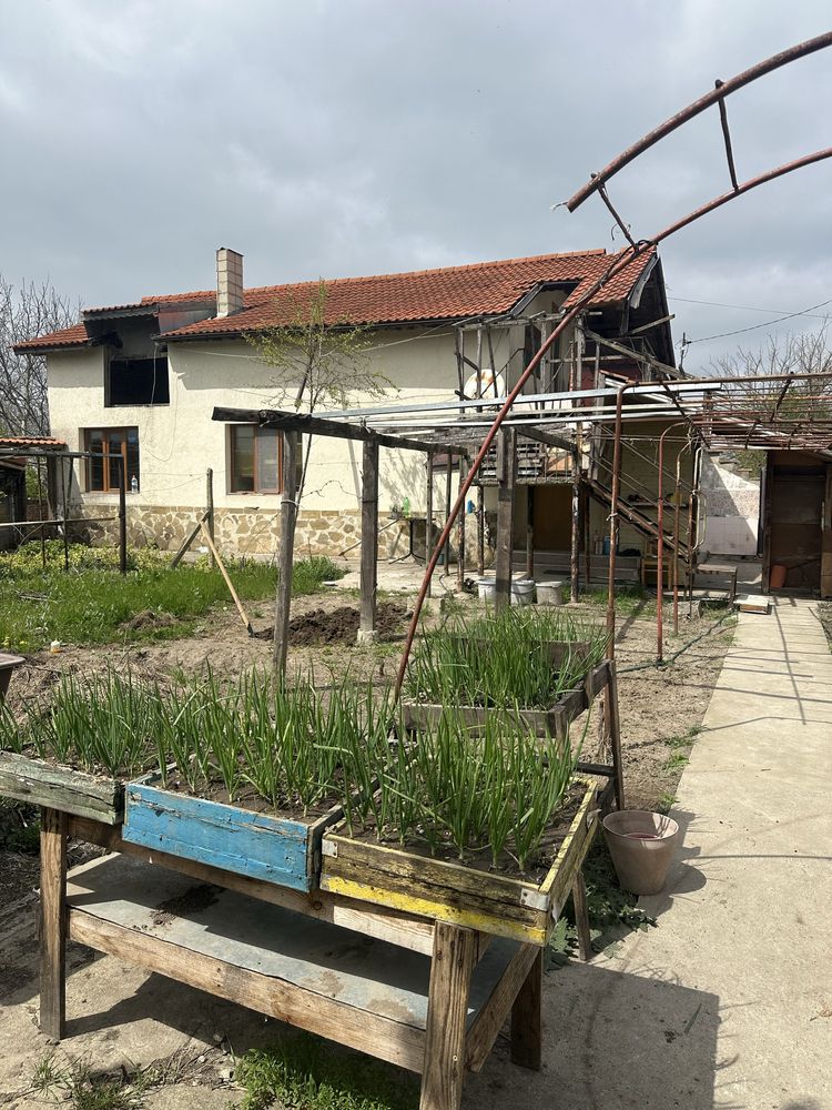 Продавам къща в с. Нова Камена